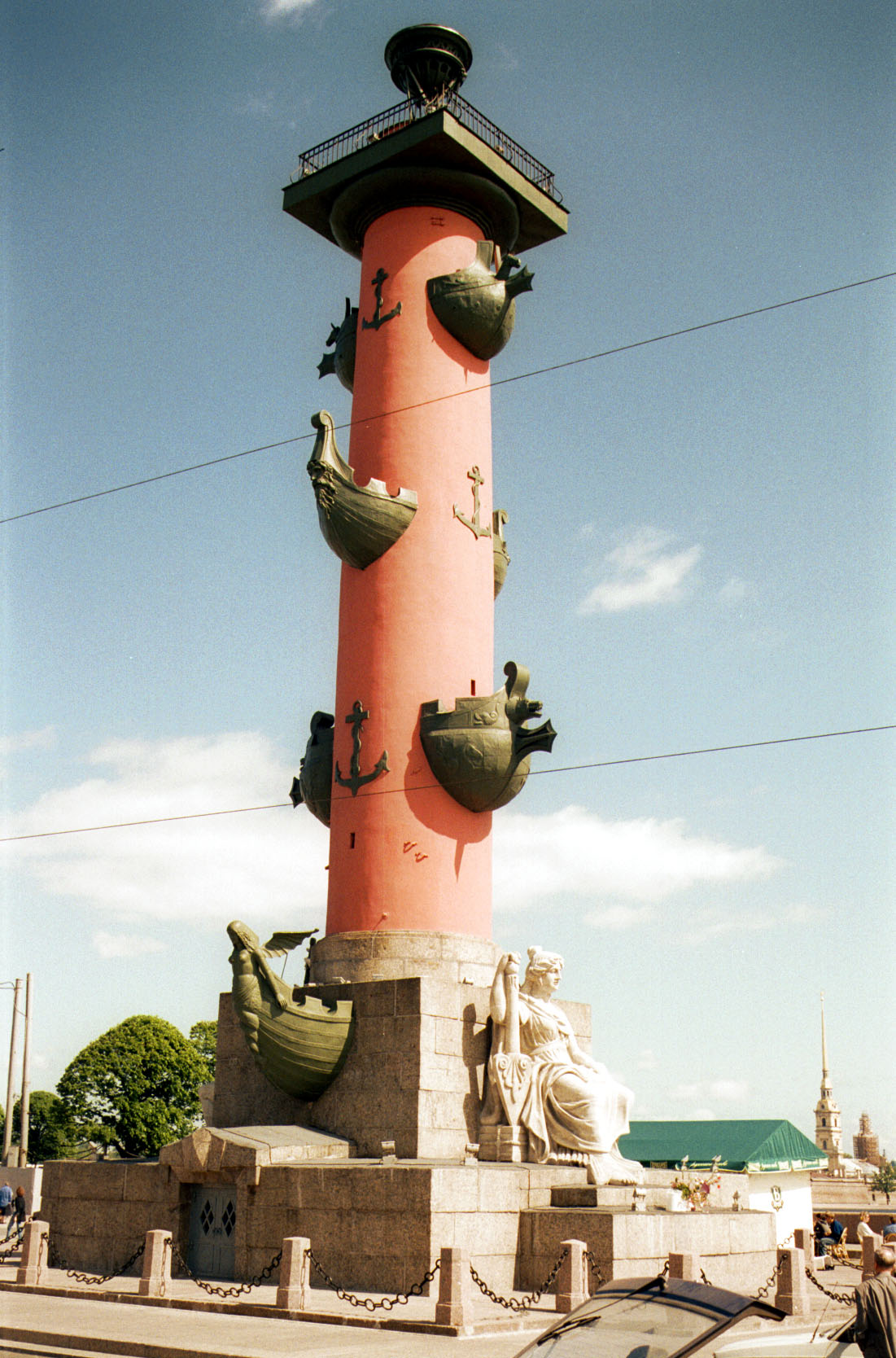 Ростральные колонны перед зданием биржи